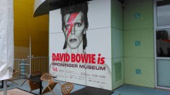 groot affiche David Bowie Is Groninger Museum