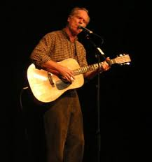 loudon wainwright met een gitaar