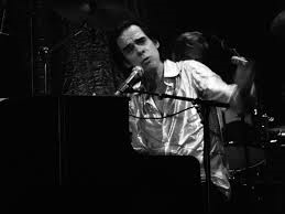 Nick Cave achter piano