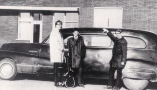 Neil Young bij zijn auto met zijn band The Squires