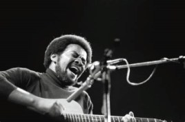 Bill Withers met gitaar live